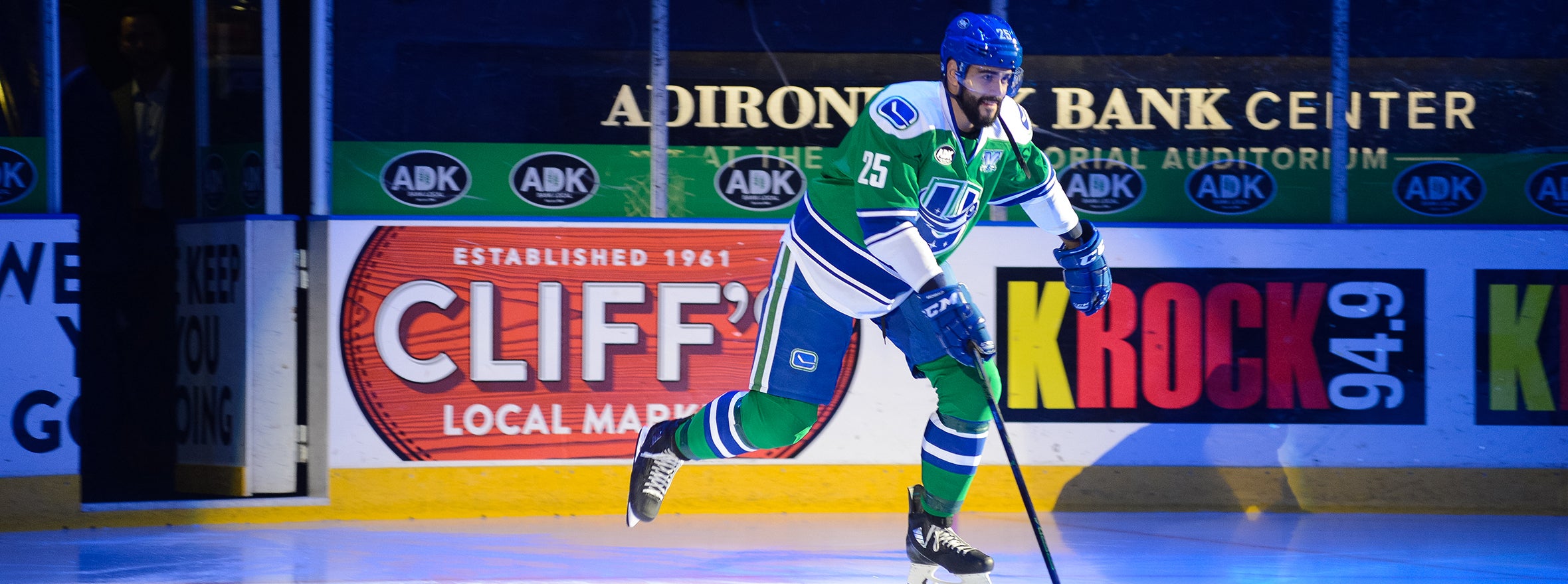 CANUCKS RE-SIGN DARREN ARCHIBALD