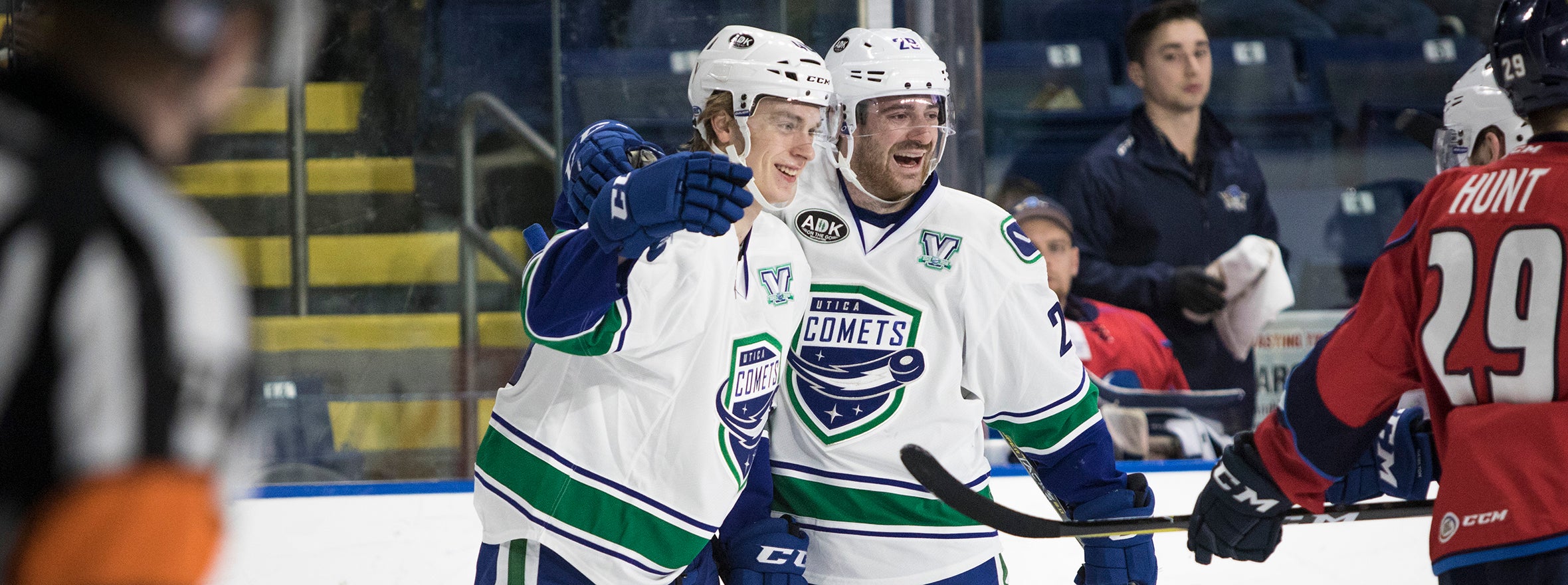 COMETS REIGN OVER THUNDERBIRDS IN A WILD AFFAIR